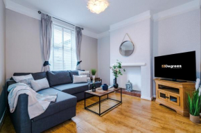 NEW! Spacious 2-bed home in Chester by 53 Degrees Property, Ideal for Long Stays, Great location - Sleeps 6